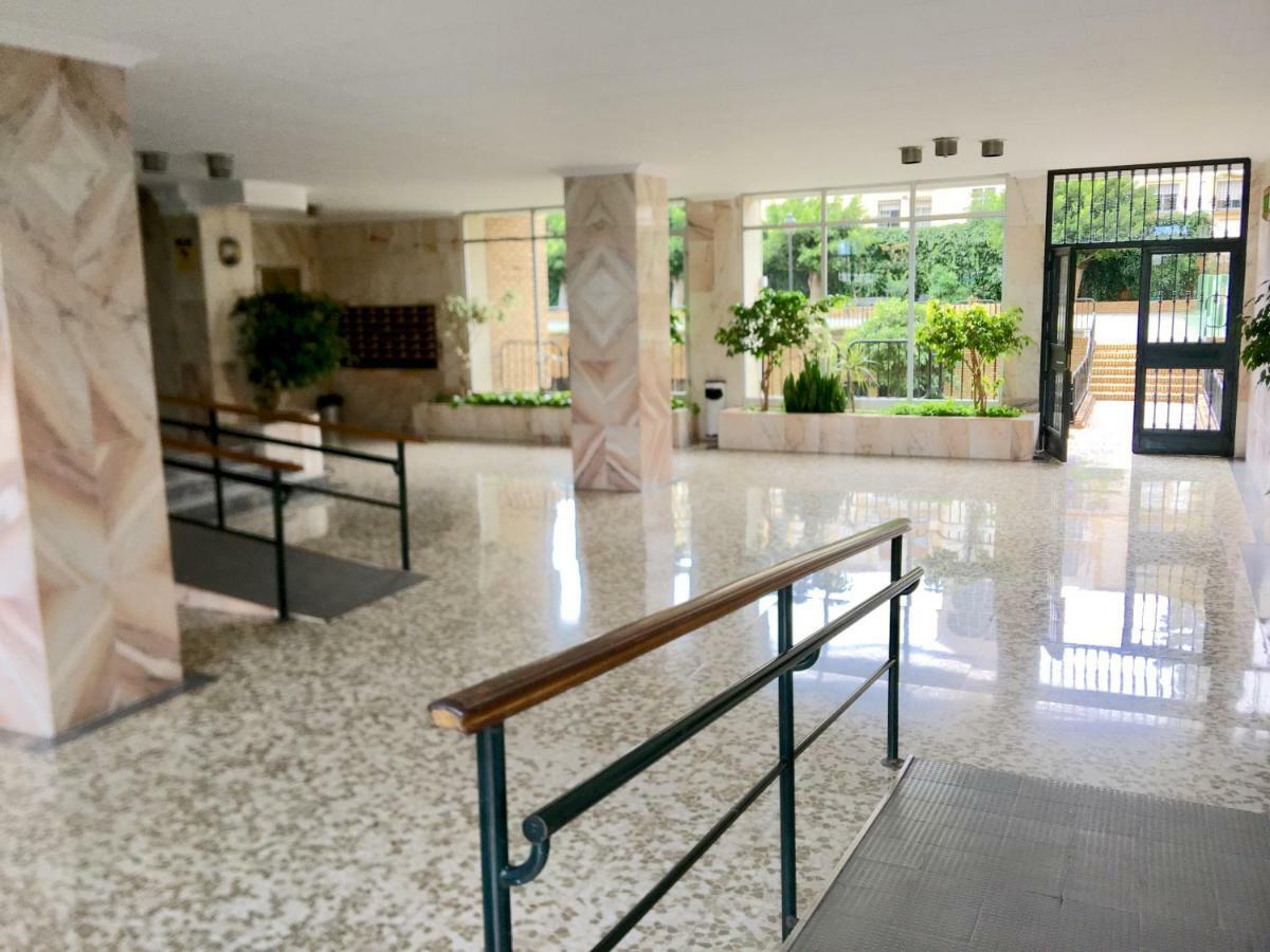 Stunning Spacious City Apartment With Free Parking Малага Екстериор снимка